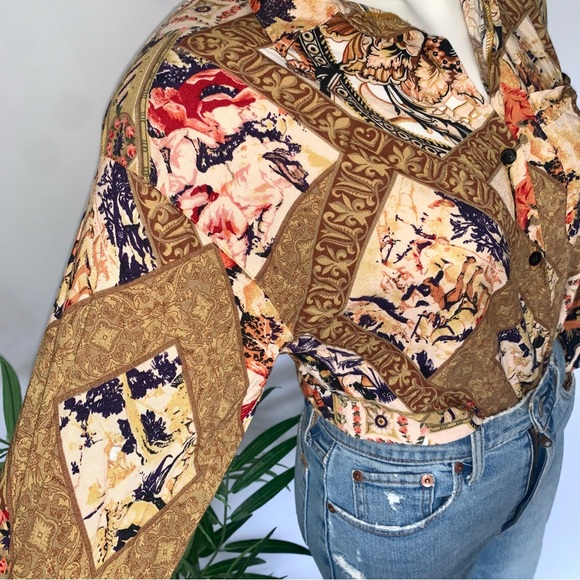 v i n t a g e :: Artsy Renaissance Abstract Buttoned Blouse - Picture 4 of 12